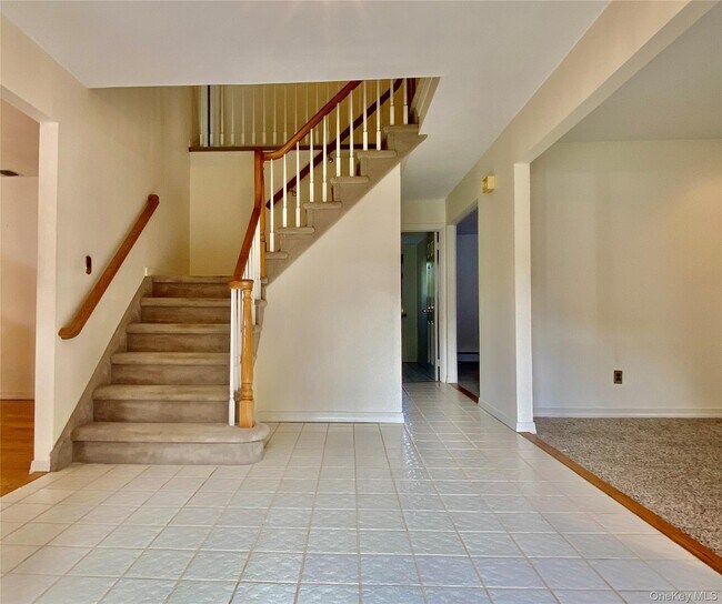 Building Photo - 21 Fairway Dr