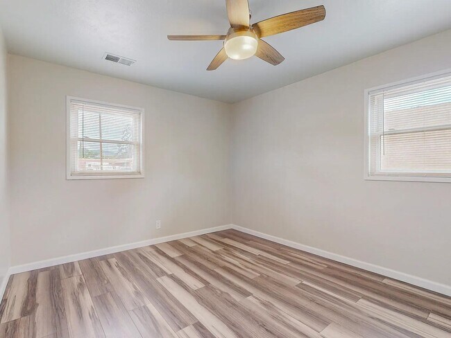 Building Photo - 1701 Hoffman Dr NE