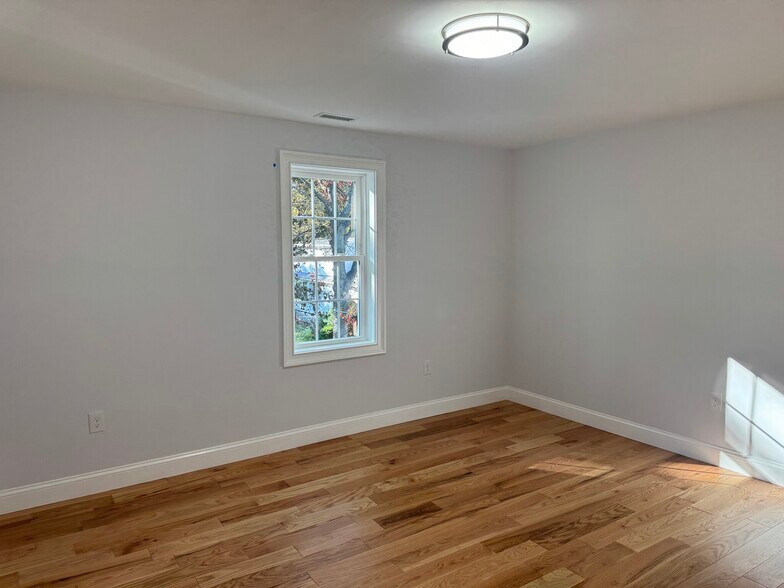 Building Photo - 8 Elton St