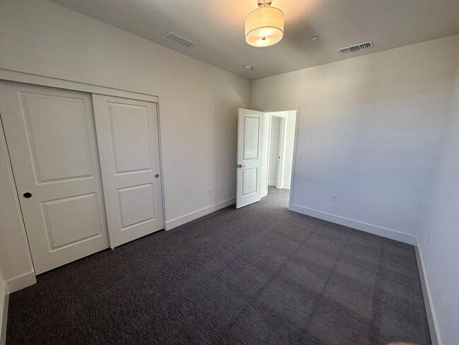 Building Photo - Beautiful 4 Bedroom / 3 Bath River Islands...