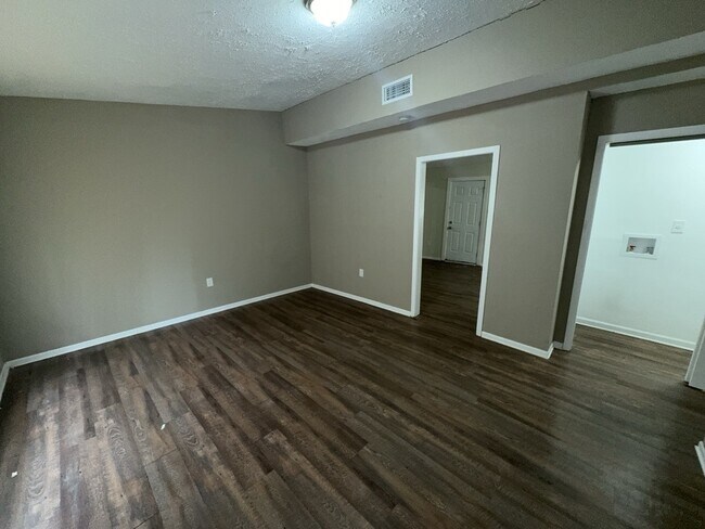 Building Photo - 3320 Ridgeland Dr