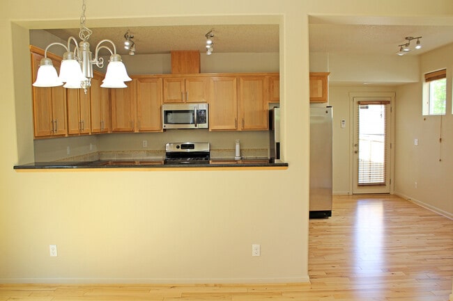 Building Photo - 321 NE Edgeway Drive