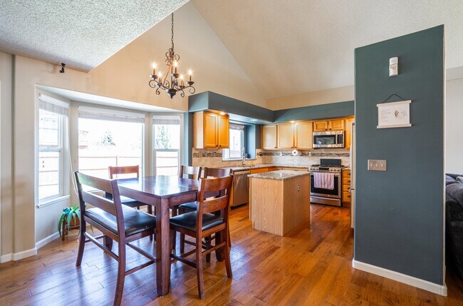 Building Photo - 5915 Pioneer Mesa Dr