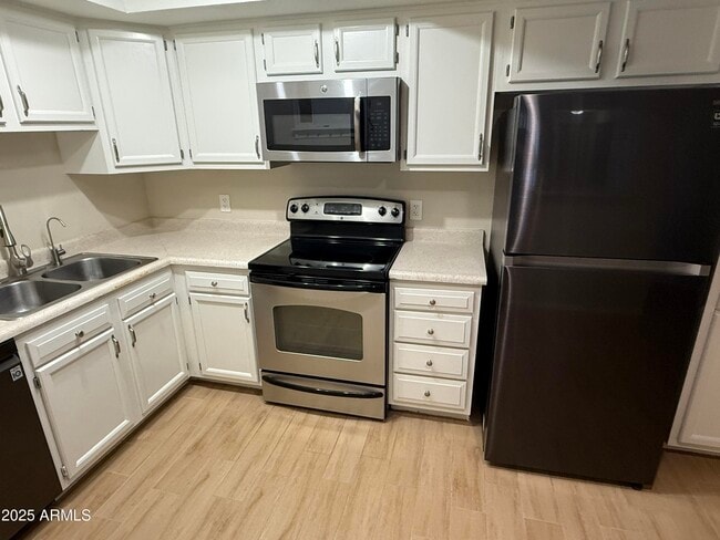Building Photo - 850 S River Dr