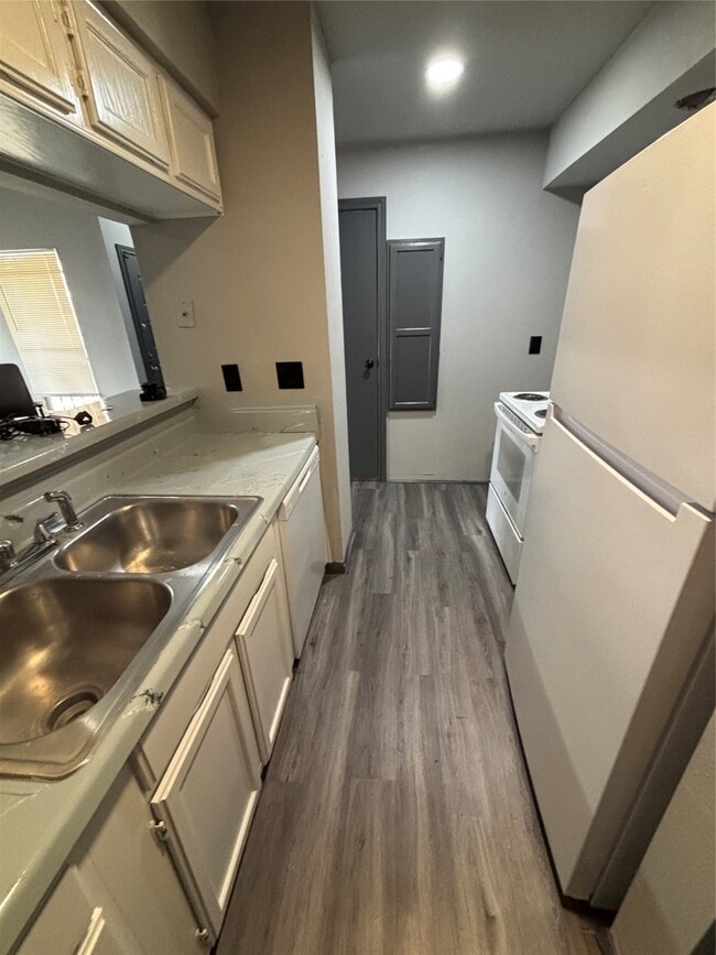 Building Photo - 8299 Cambridge St