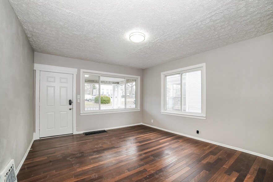 Building Photo - 1214 E Corrington Ave