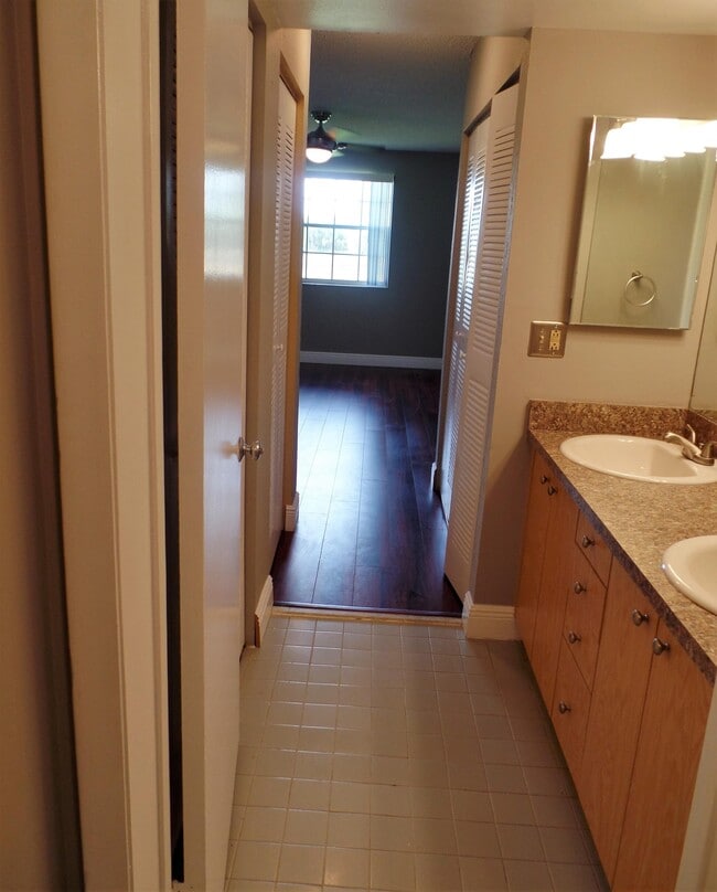 Building Photo - 2880 N Oakland Forest Dr