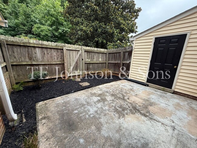 Building Photo - Stylish Townhome with Ensuite Baths & Comm...