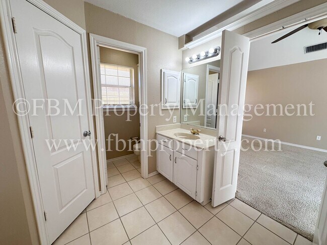 Building Photo - 803 Lakeway Dr
