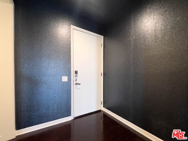 Building Photo - 935 Westbourne Dr