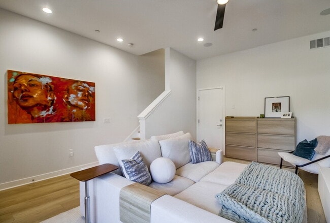 Building Photo - Welcome to your modern La Mesa townhome with solar!