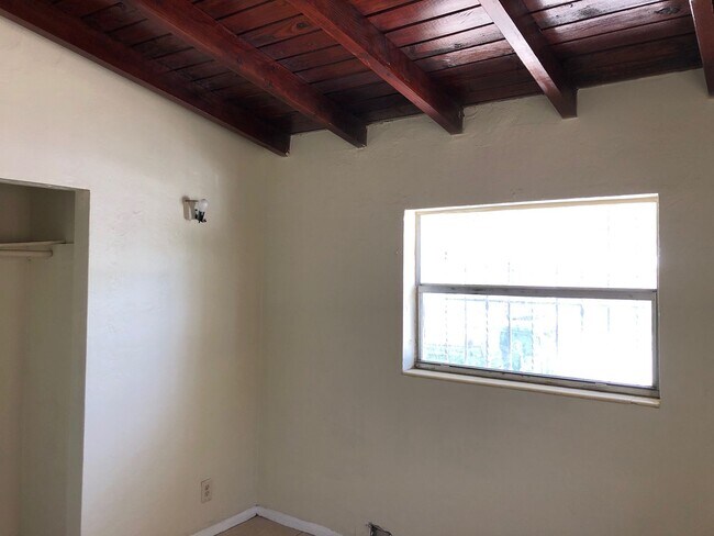 Building Photo - Large 4-2 house with central air and hookups for washer and dryer