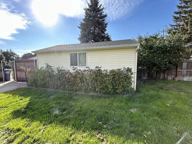Building Photo - 1311 E Maple Ave