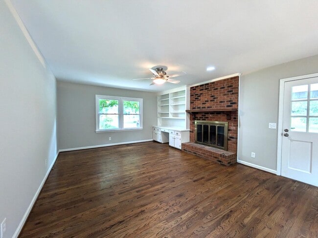 Building Photo - 929 Greenbriar Dr