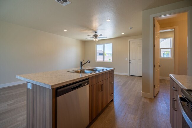 Building Photo - Newer Townhome Near Utah Tech