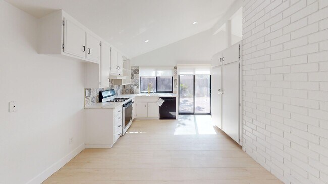 Building Photo - Welcome to your dream home! Single story R...