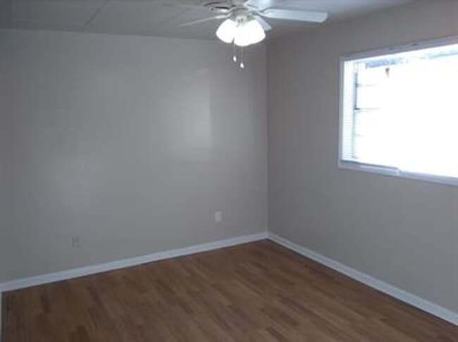 Building Photo - 502 Maplewood Dr
