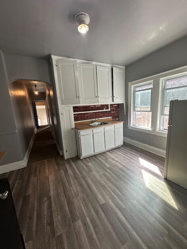 Building Photo - Renovated 2 Bedroom Apartment with Classic Character & Spacious Layout