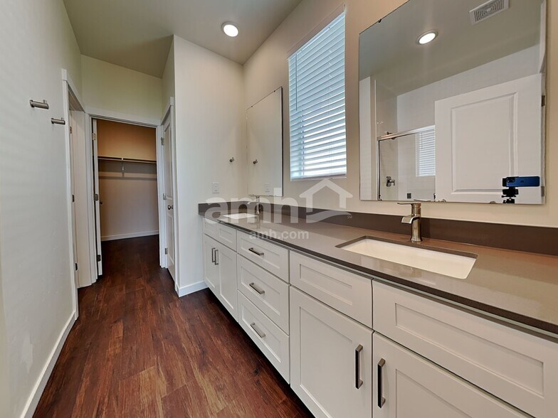 Building Photo - 9396 W Shumard St