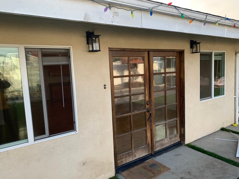 French door entry - 4635 Lindblade Dr