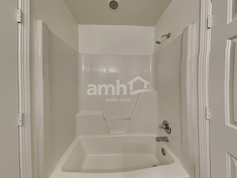 Building Photo - 108 River Watch Dr