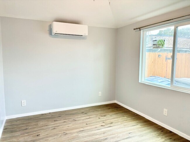 Building Photo - Terrace Ave Triplex- LT