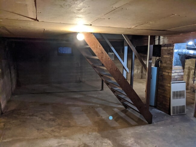 Building Photo - 609 1st St E