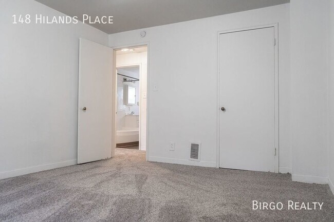 Building Photo - Move in special! First month free rent!