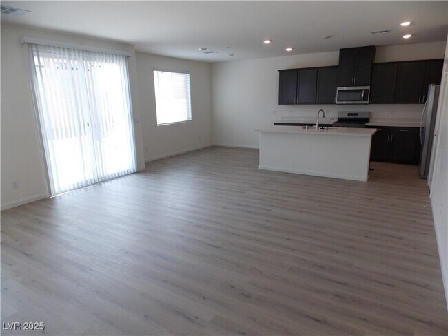 Building Photo - 565 Ruby Robin Ave