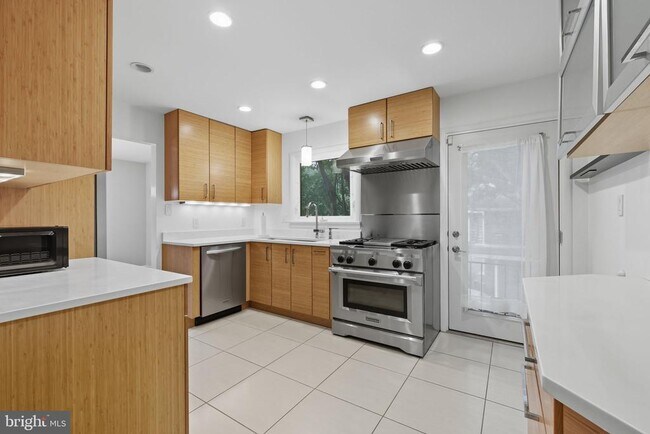 Building Photo - 6251 Lakeview Dr
