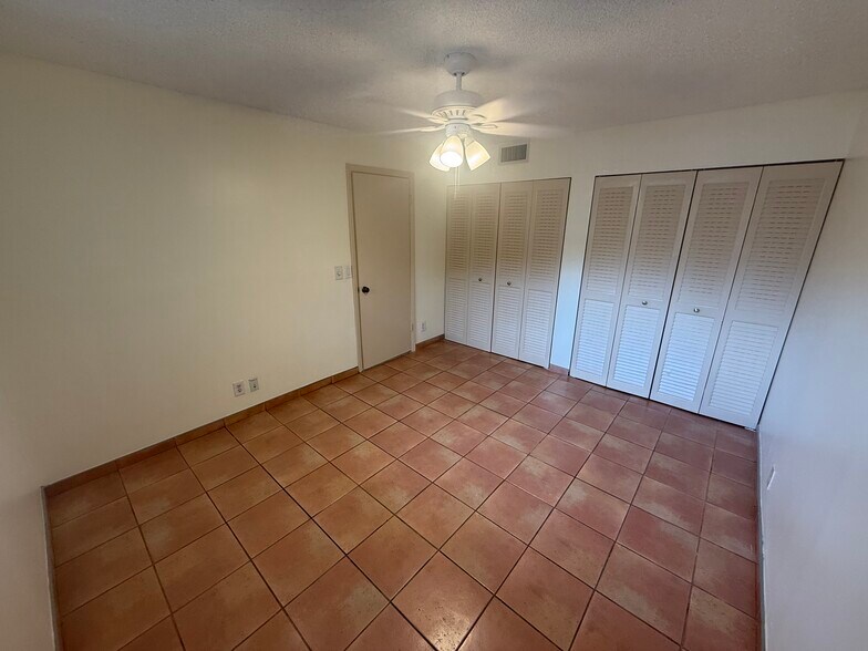 Building Photo - 6075 N Sabal Palm Blvd