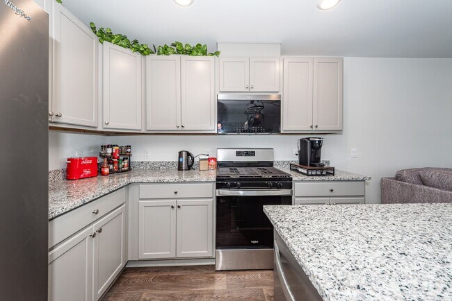 Building Photo - 3 Bedroom, 2.5 Bathroom Townhome in Caroli...