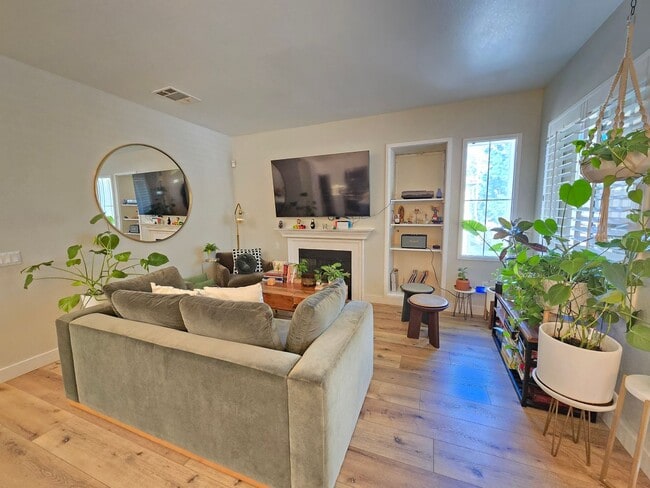 Building Photo - Beautiful Upgraded 2 Bedroom 2 Bathroom Townhouse in Gated Community – Santa Clarita