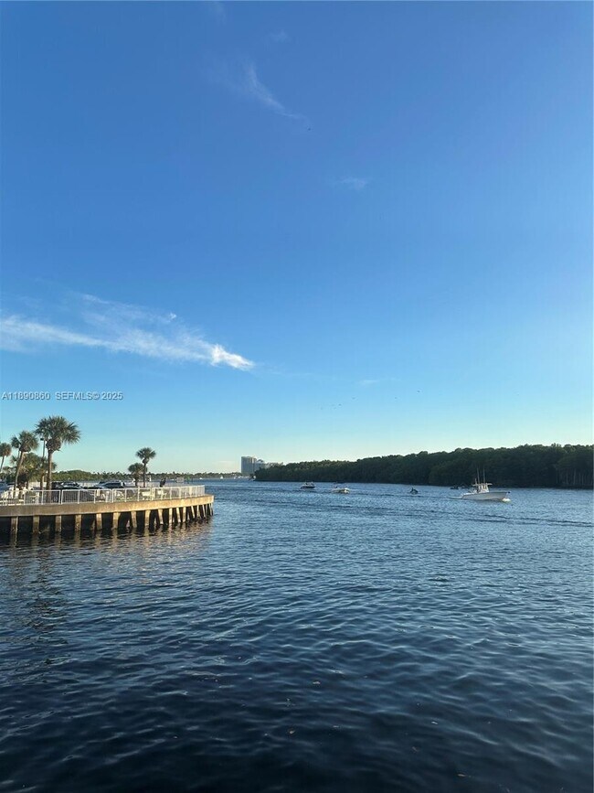 Building Photo - 400 Kings Point Dr