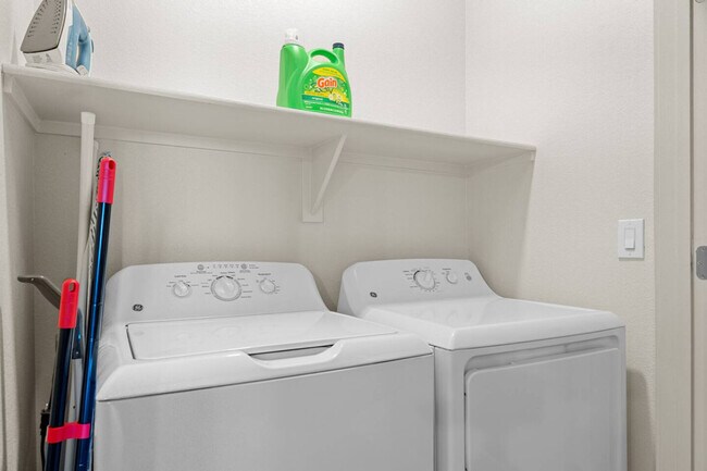 Building Photo - 711 W Broadway Rd