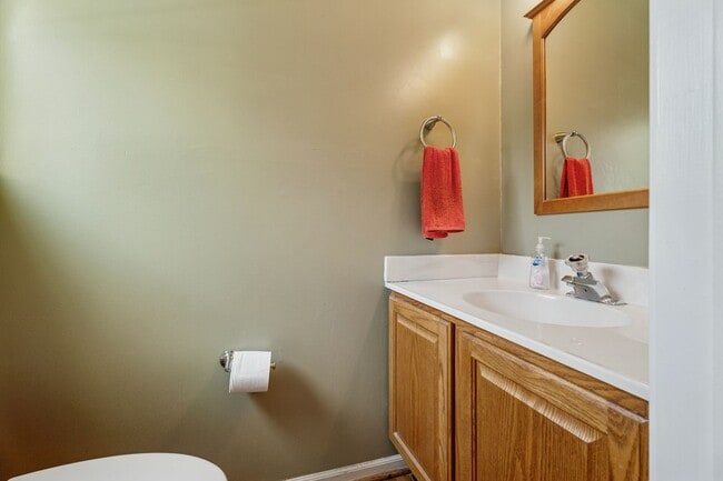 Building Photo - Spacious 3 Bedroom, 2.5 Bath Townhouse in ...