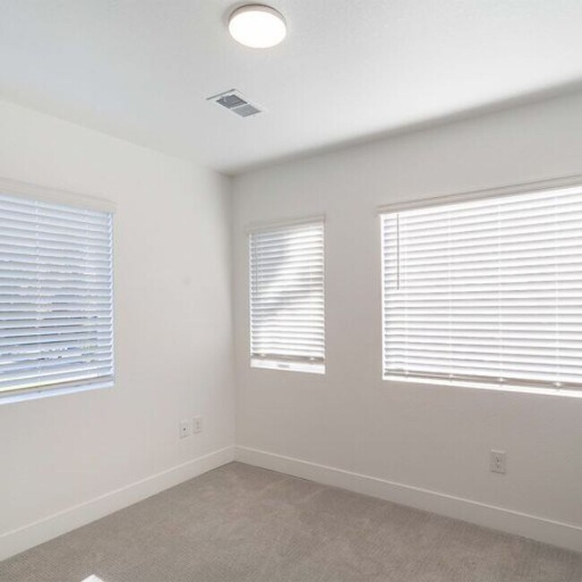 Building Photo - 4bd Rental Duplex! Private Yard, Garage, C...