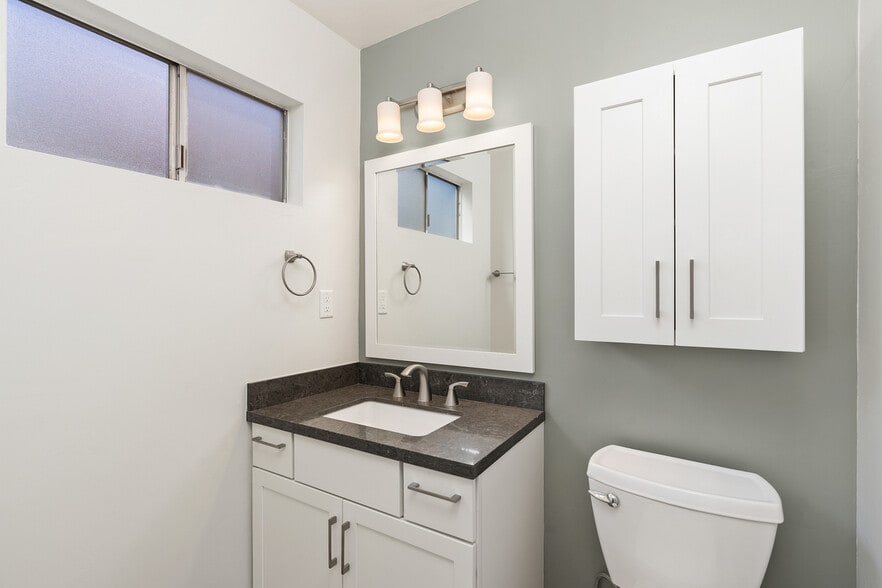 En-suite Powder Room - 130 Avenida Algodon