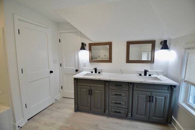 Building Photo - 21 Nichols St