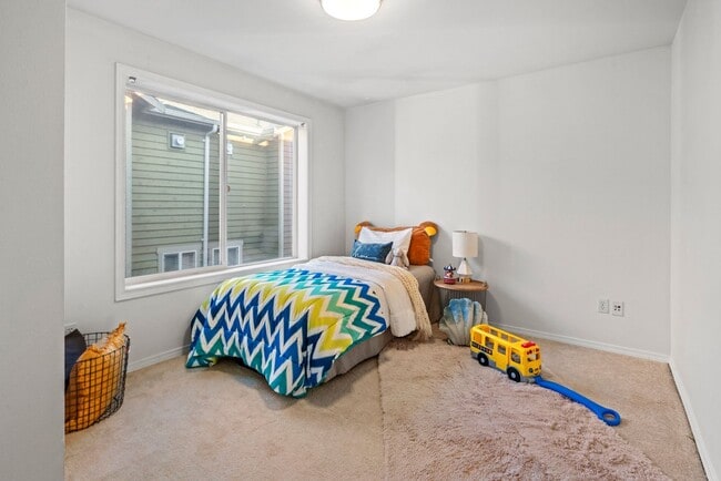 Building Photo - 3 bedroom Greenwood townhome with a view!