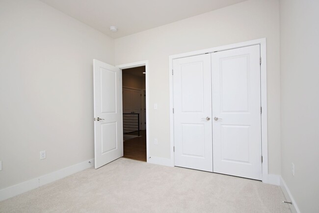 Building Photo - Beautiful Light-Filled Avinity Townhome