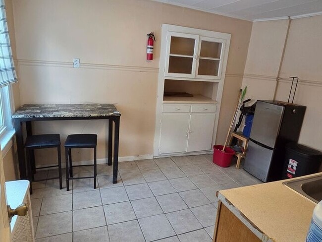Building Photo - 3rd FL apt with private entrance, off St. parking available, heat included