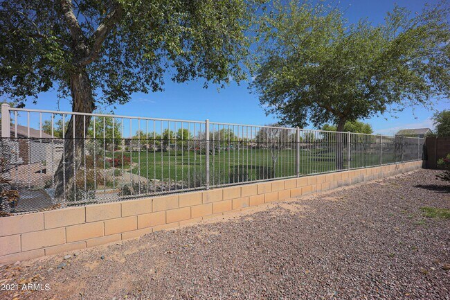 Building Photo - 10938 W Meadowbrook Ave