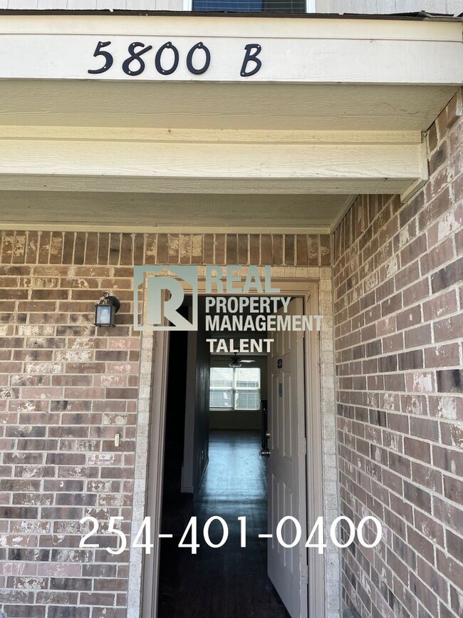 Building Photo - Charming 3-Bedroom, 2.5-Bathroom Duplex in...