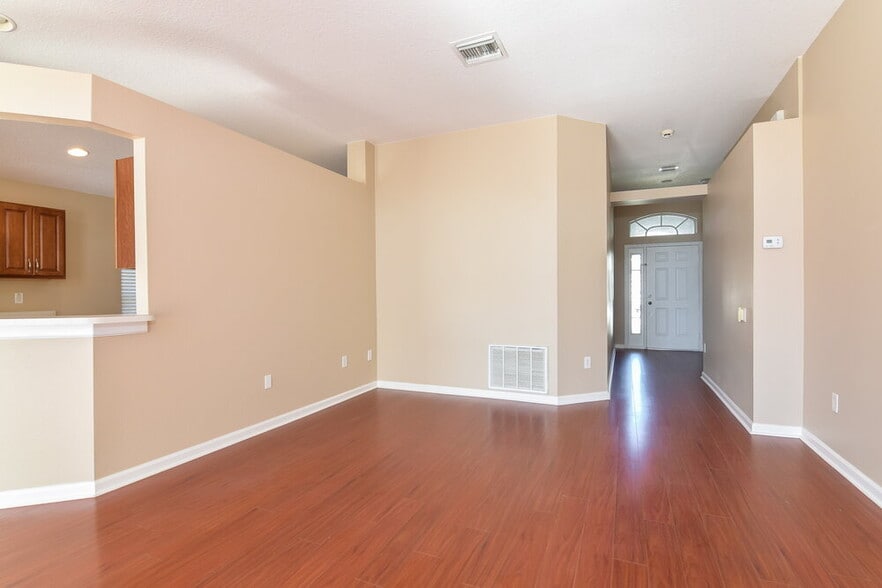 Building Photo - 30410 Randall Manor St