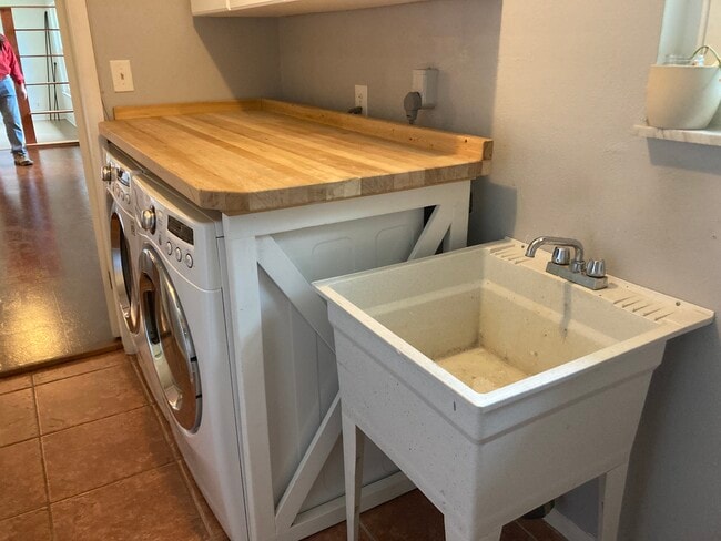 Building Photo - 22 Oakmont Cir