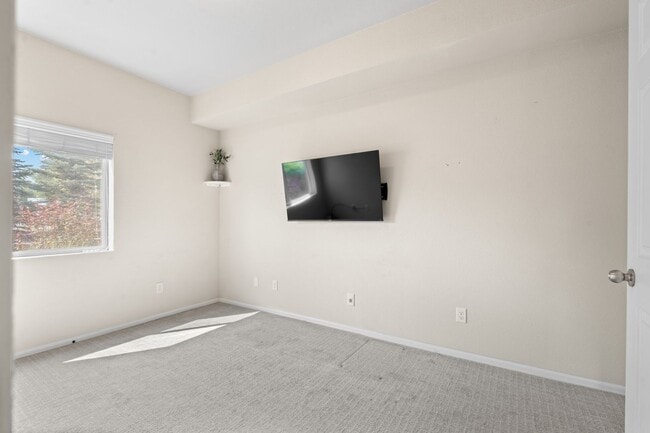 Building Photo - Easy Living with Modern Touches in a Prime...