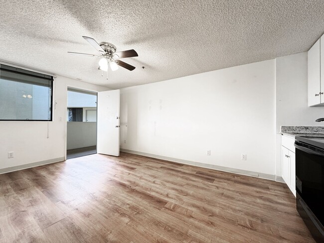 Building Photo - Pet Friendly One-Bedroom Condo with A/C an...