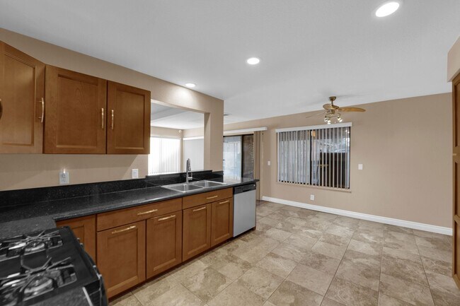 Building Photo - Beautiful 4 bed/ 3 bath POOL Home For Rent