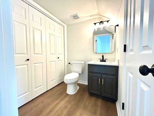 Building Photo - Well appointed 2 bed, 2.5 bath Townhouse